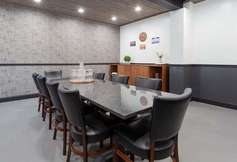 هتل Ramada By Wyndham Windsor Locks