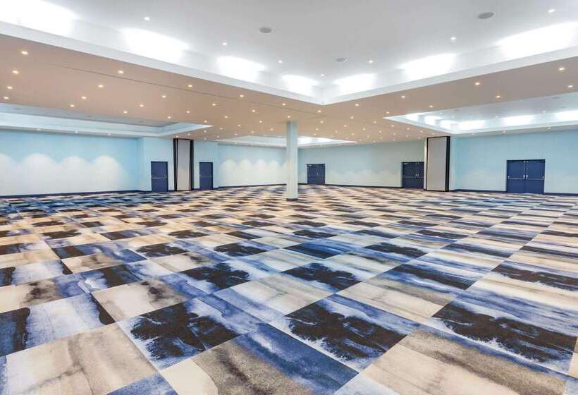 هتل Ramada By Wyndham Windsor Locks