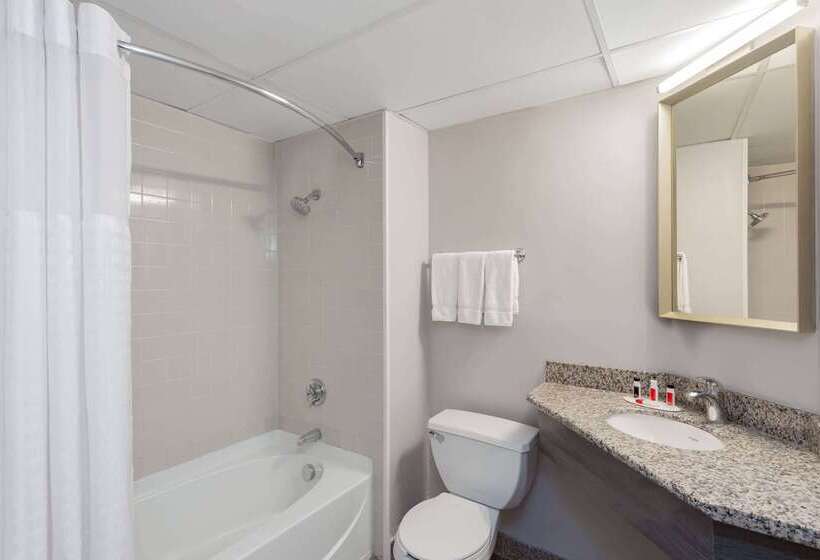 هتل Ramada By Wyndham Windsor Locks