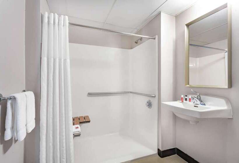 هتل Ramada By Wyndham Windsor Locks