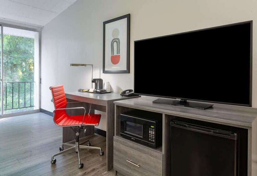 هتل Ramada By Wyndham Windsor Locks