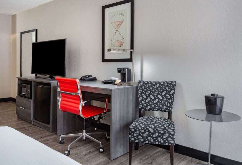 هتل Ramada By Wyndham Windsor Locks