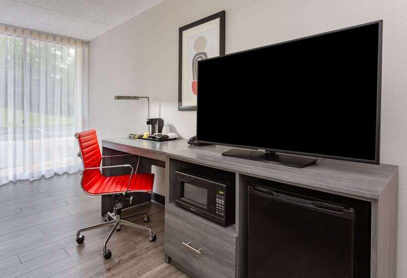 هتل Ramada By Wyndham Windsor Locks