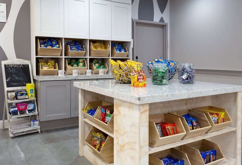 هتل Ramada By Wyndham Windsor Locks