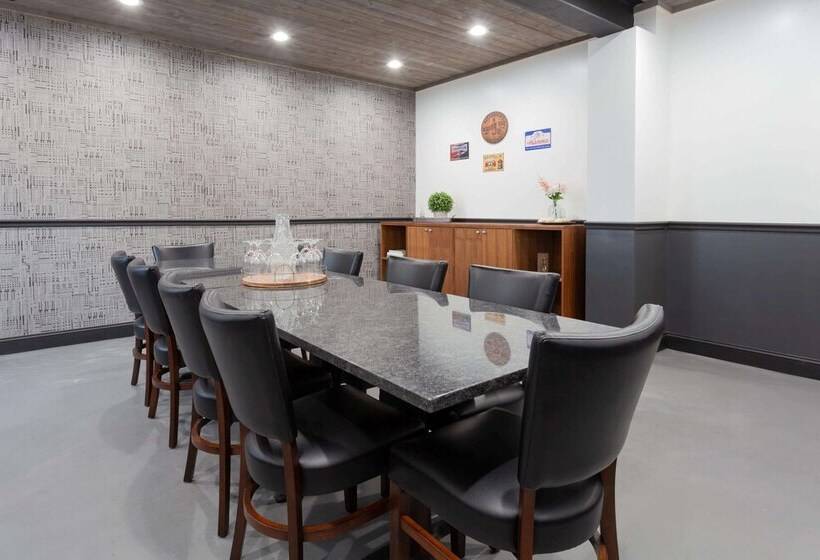 هتل Ramada By Wyndham Windsor Locks