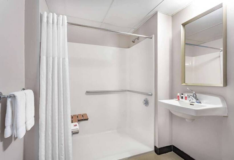 هتل Ramada By Wyndham Windsor Locks