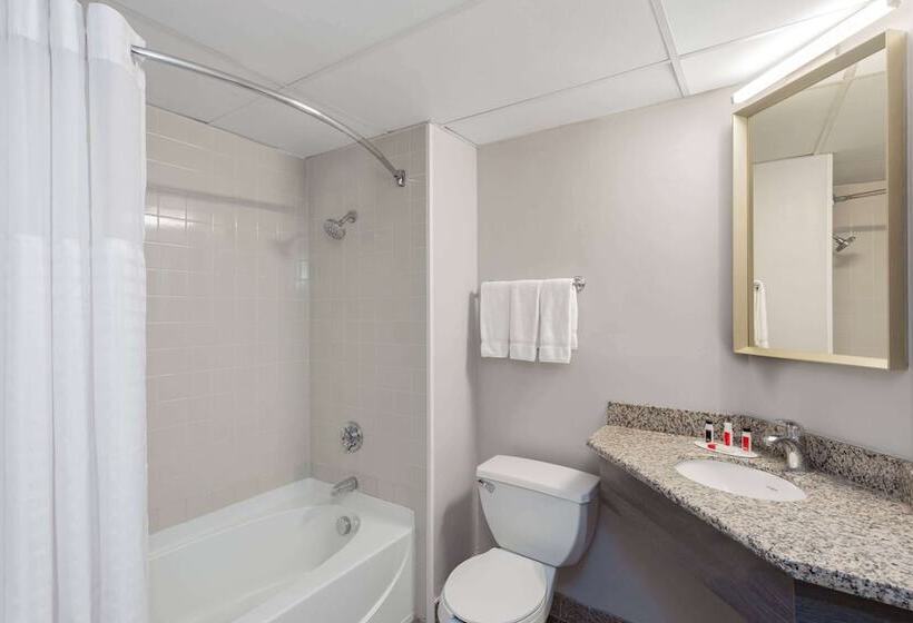 هتل Ramada By Wyndham Windsor Locks