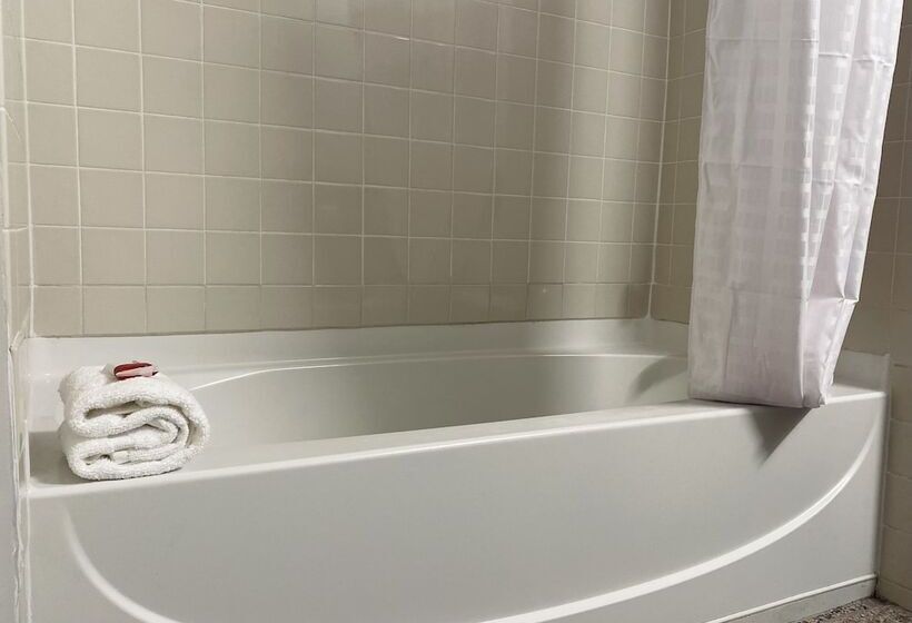 هتل Ramada By Wyndham Windsor Locks