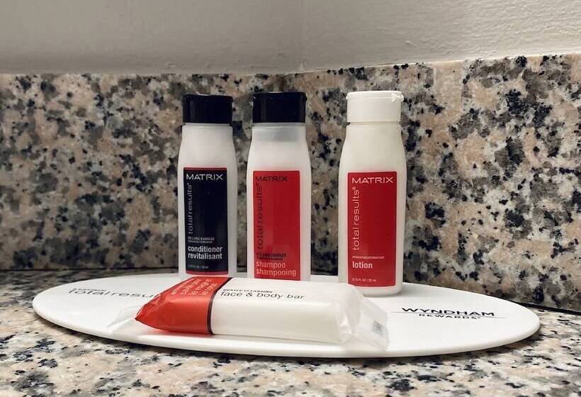 هتل Ramada By Wyndham Windsor Locks