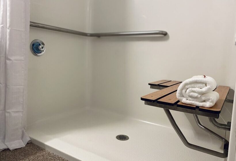 هتل Ramada By Wyndham Windsor Locks