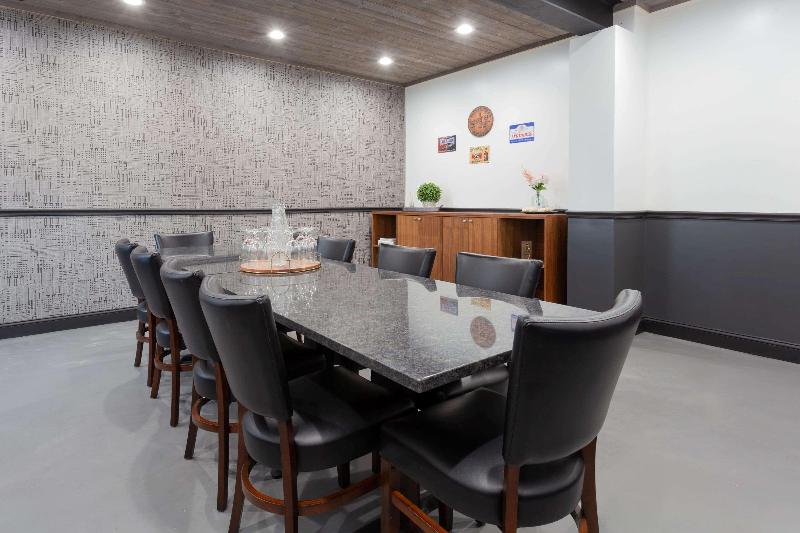 هتل Ramada By Wyndham Windsor Locks