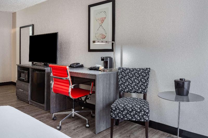 هتل Ramada By Wyndham Windsor Locks