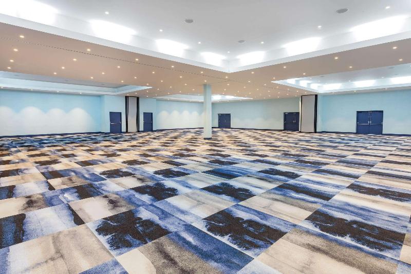 هتل Ramada By Wyndham Windsor Locks