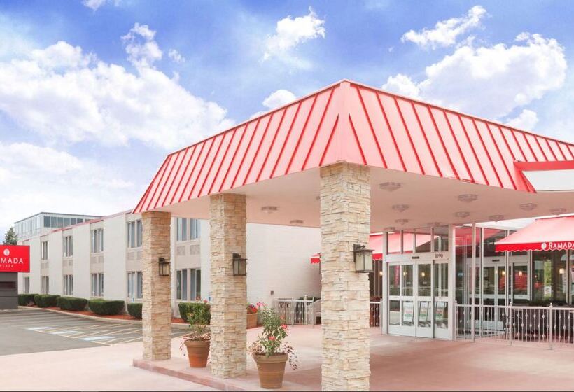 هتل Ramada Plaza By Wyndham Chicago North Shore