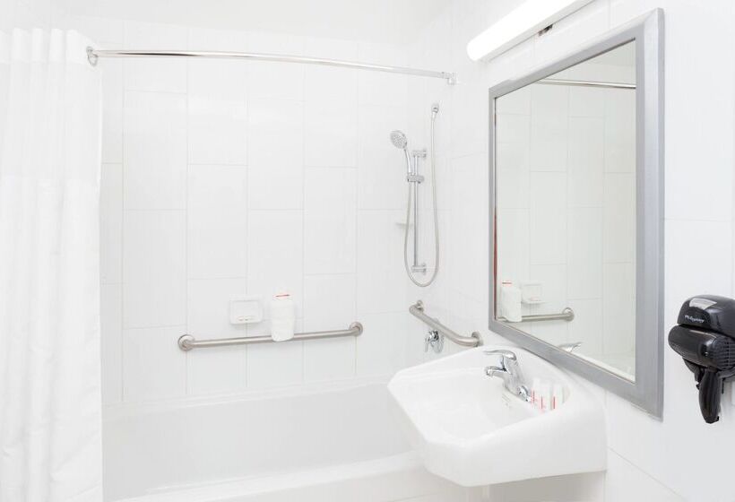 هتل Ramada Plaza By Wyndham Chicago North Shore