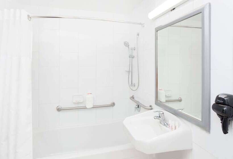 هتل Ramada Plaza By Wyndham Chicago North Shore