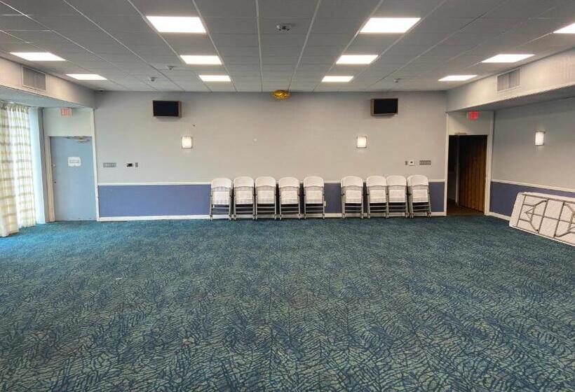 Travelodge By Wyndham Water S Edge Hotel   Racine