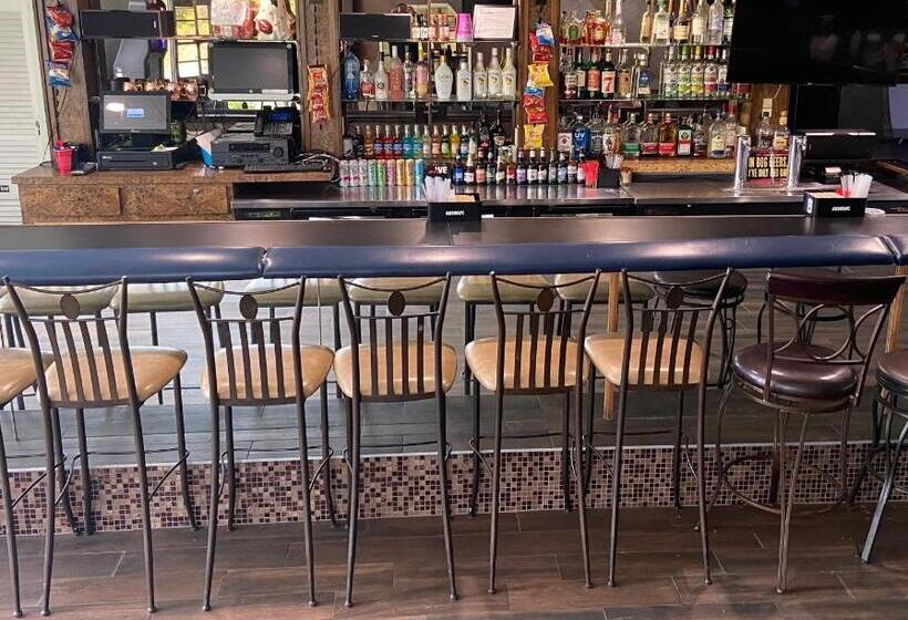 Travelodge By Wyndham Water S Edge Hotel   Racine