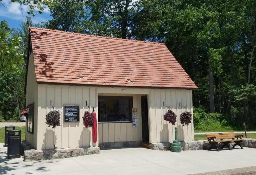 منتجع Potawatomi Inn & Cabins