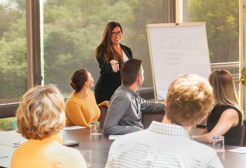 리조트 The Quail Lodge