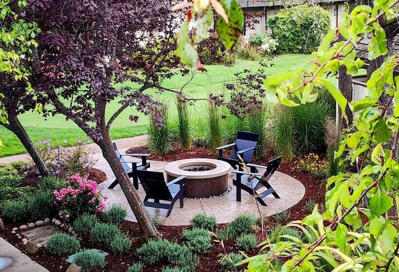 리조트 The Quail Lodge