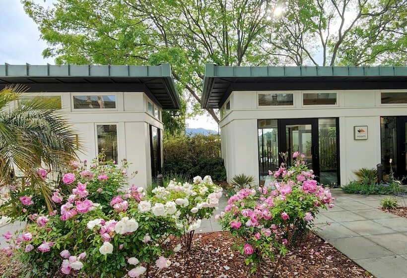 리조트 The Quail Lodge