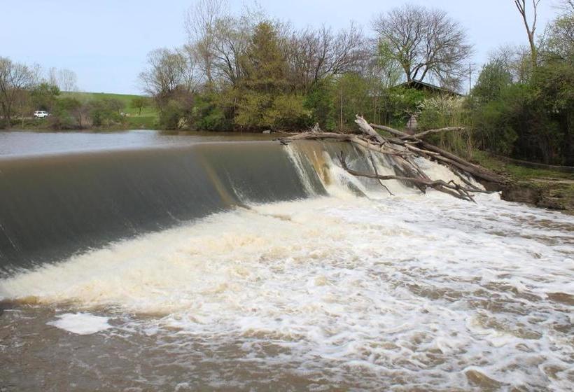 Travelodge By Wyndham Water S Edge Hotel   Racine