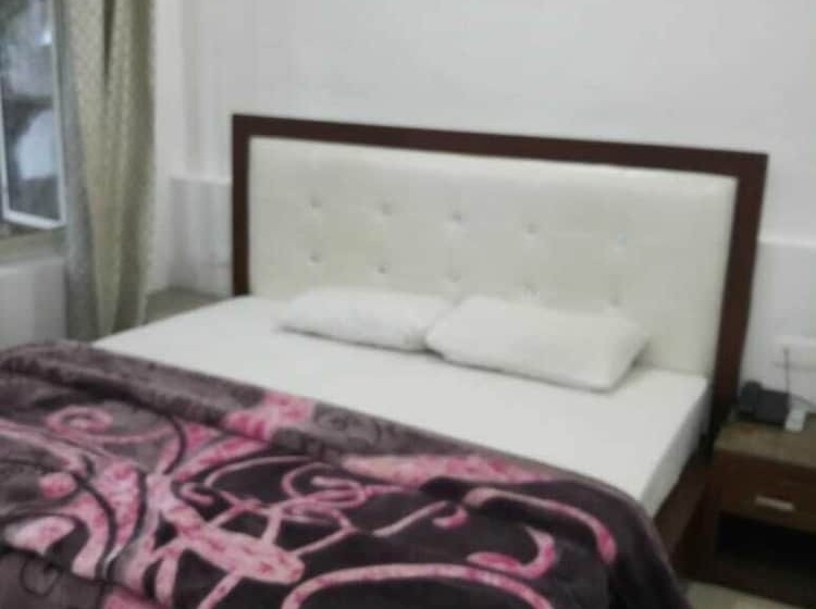 فندق Ark 150 Meters From Mall Road