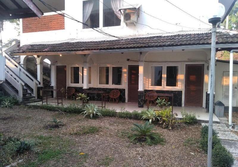 فندق Bunga Ayu Seaside Resort