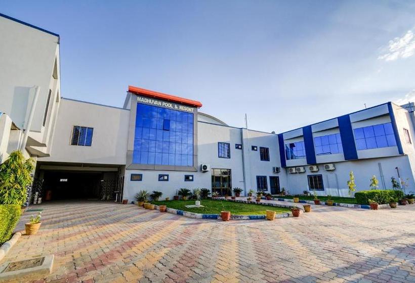 فندق Capital O 64337 Madhuvan Pool And Resort