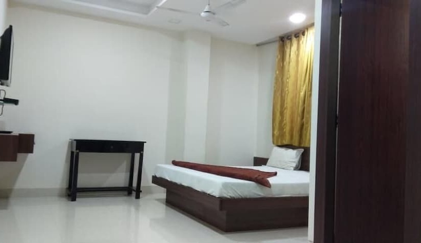 فندق Yash International