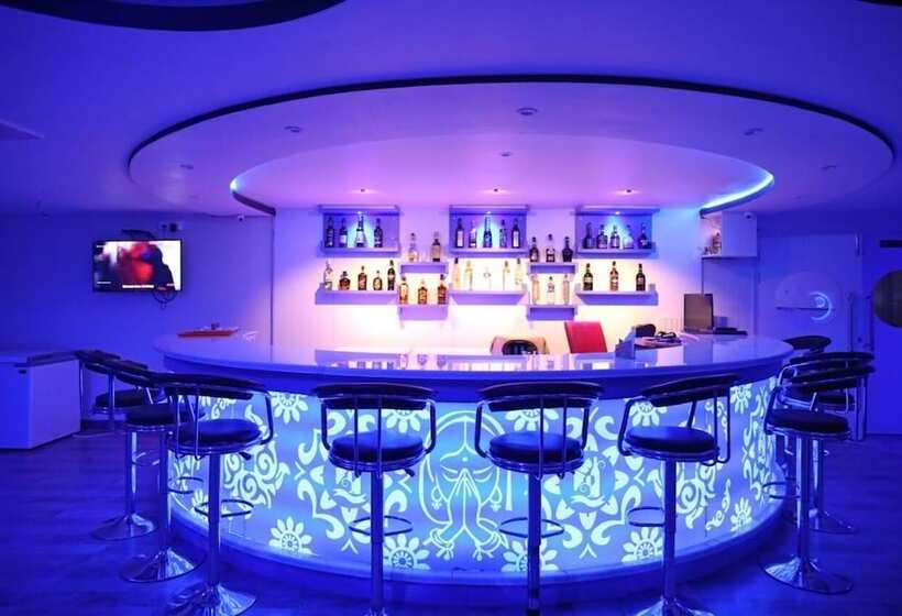 فندق Yash International