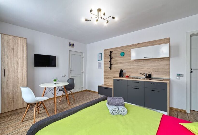 פנסיון T House