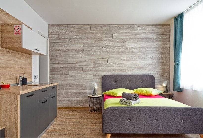 פנסיון T House