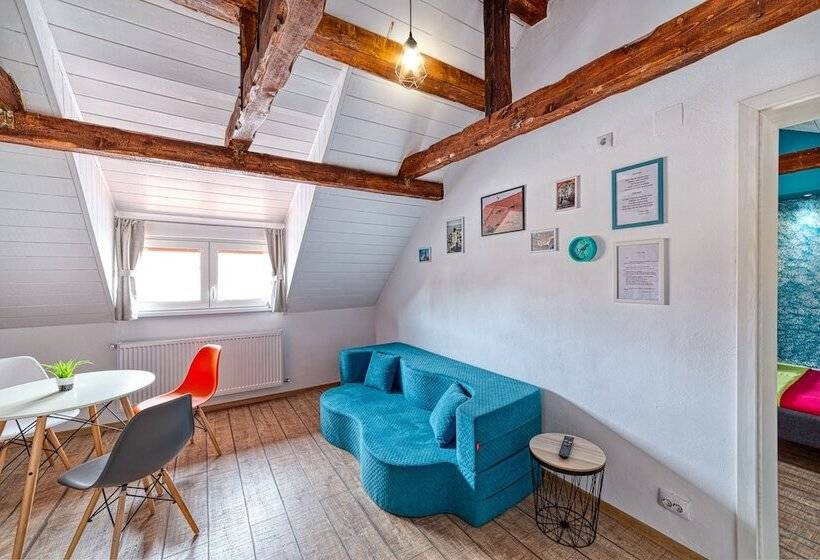 פנסיון T House