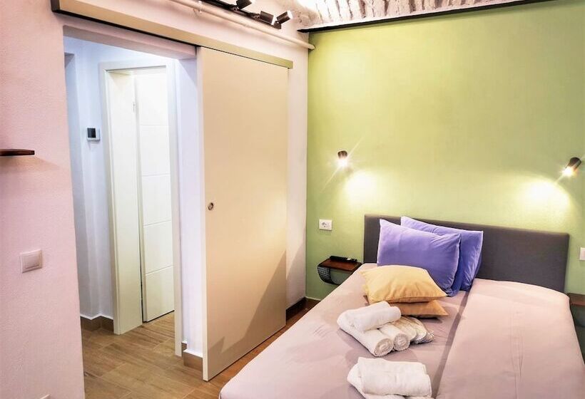 פנסיון T House