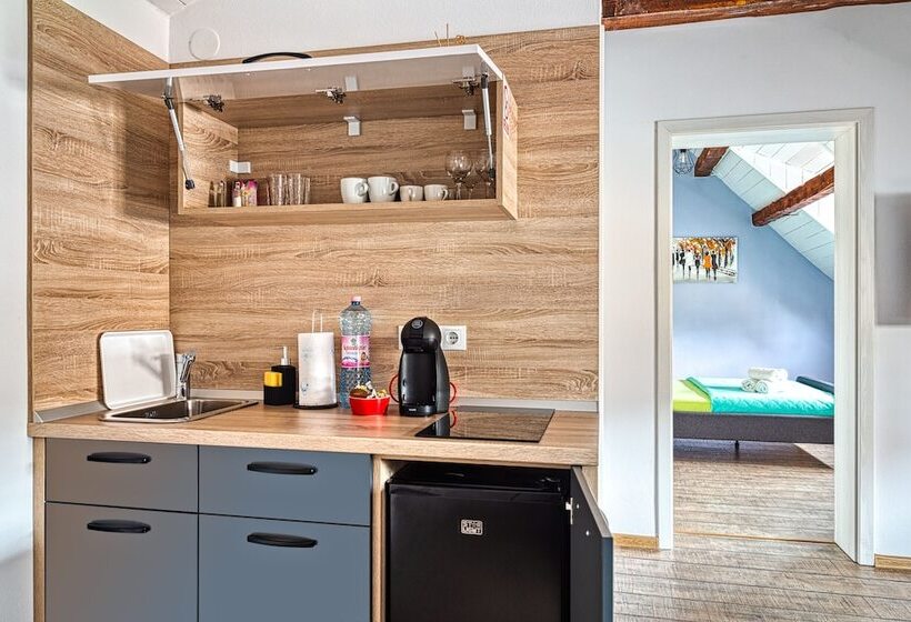 פנסיון T House