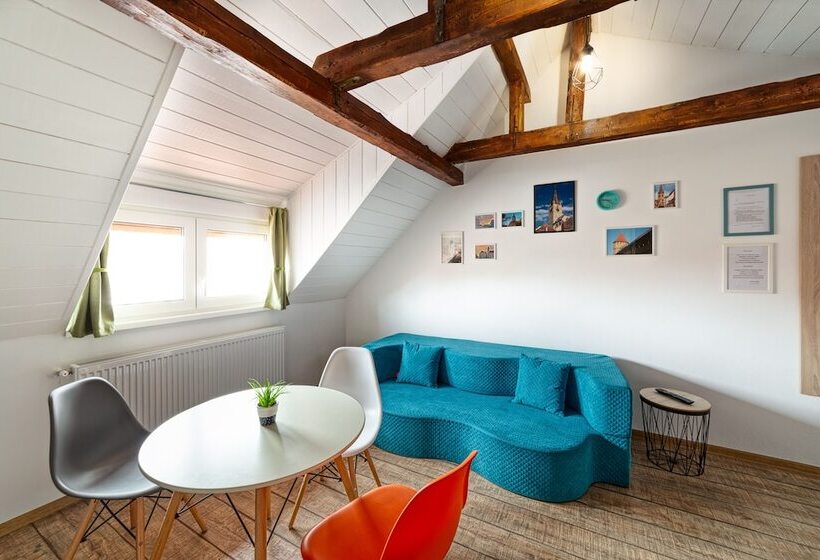 פנסיון T House