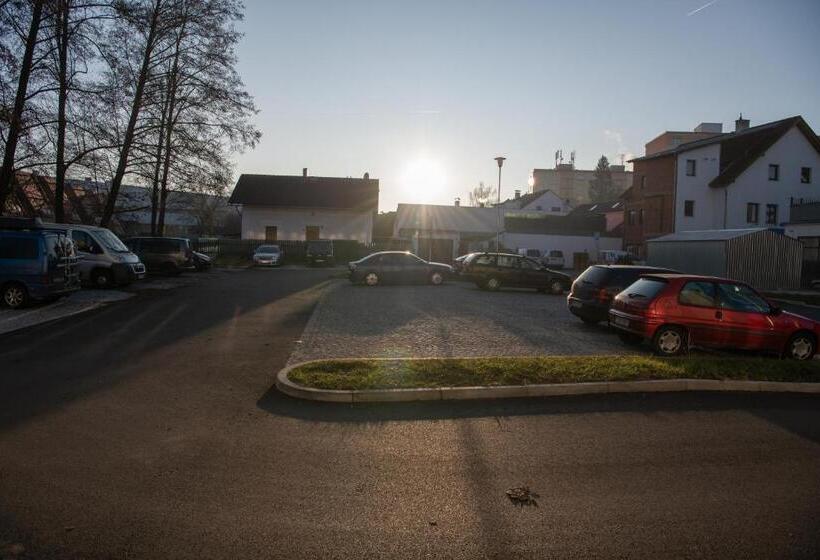 تختخواب و صبحانه Garni Hotel Roušarka