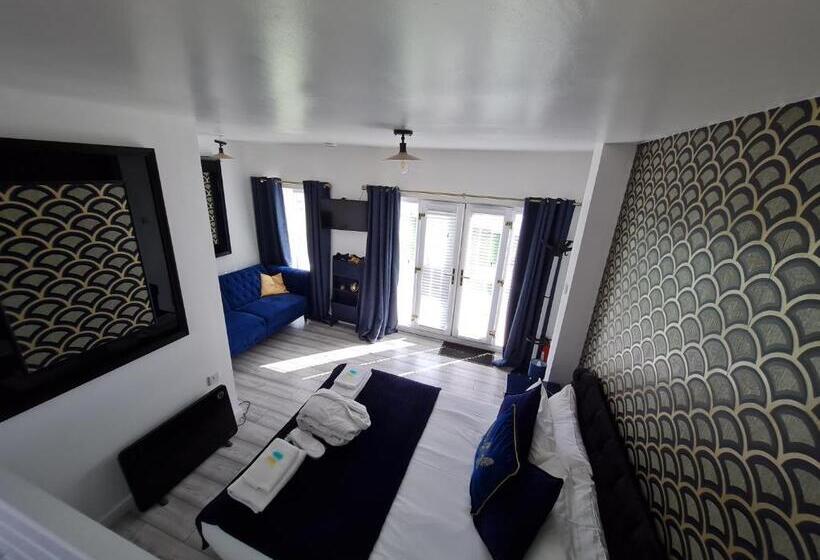 민박 The Mayfair Lodge & Family Suite