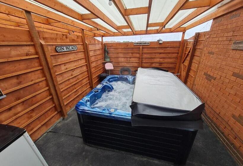 민박 The Mayfair Lodge & Family Suite