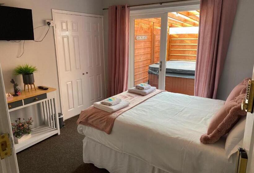 민박 The Mayfair Lodge & Family Suite