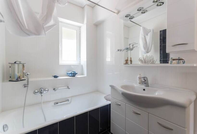 New Stylish Apartment With Sea View