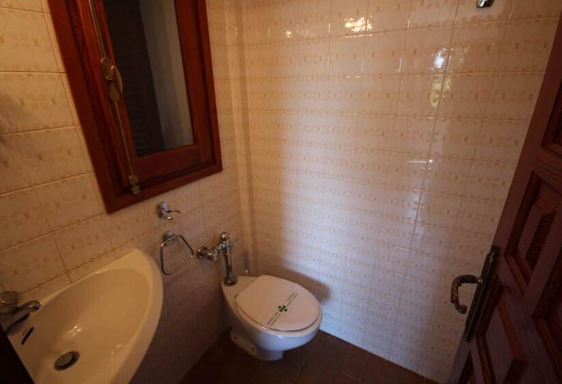 Only 100m To The Beach! Spacious Villa With Private Pool   12 People