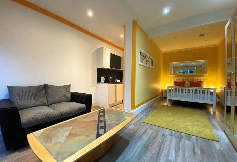 بنسيون Harlestone Retreat  Adults Only