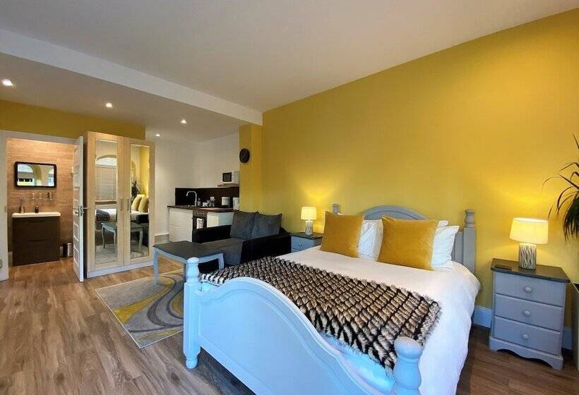 بنسيون Harlestone Retreat  Adults Only