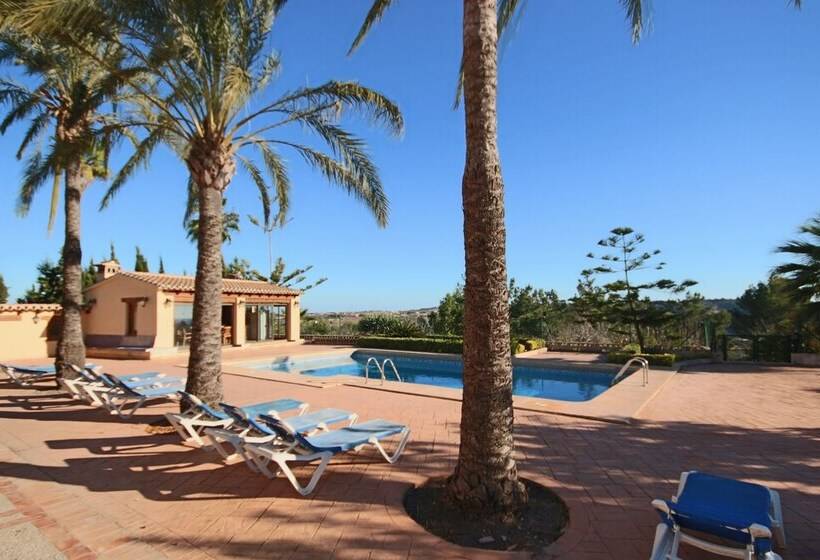 Private 4 Bedroom Villa W/ Pool, Summer Kitchen & Expansive Living Space