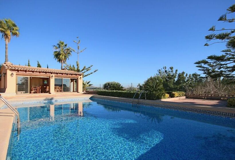 Private 4 Bedroom Villa W/ Pool, Summer Kitchen & Expansive Living Space