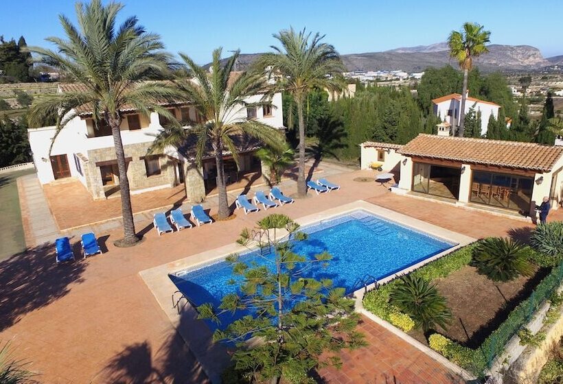 Private 4 Bedroom Villa W/ Pool, Summer Kitchen & Expansive Living Space