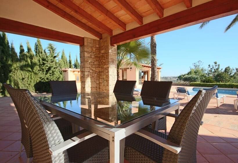 Private 4 Bedroom Villa W/ Pool, Summer Kitchen & Expansive Living Space